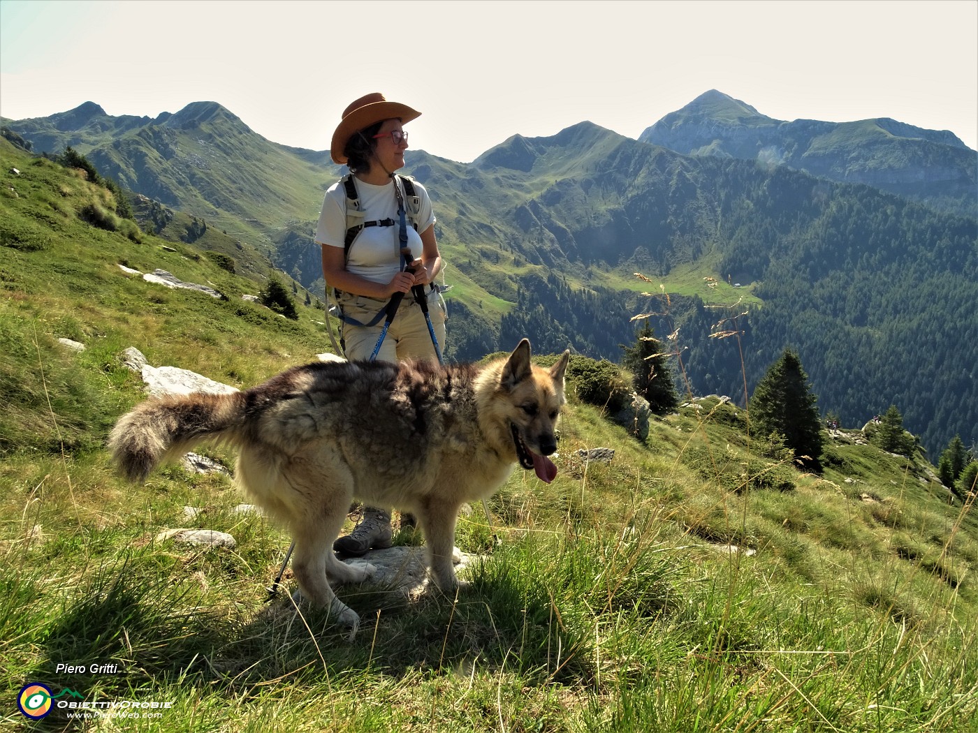 32 Erica e Dori con Cavallo e Siltri sullo sfondo.JPG